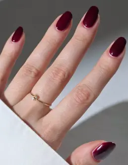 NAILBERRY KIRSCH KISS - BOLD, DARK CHERRY - Neglelakker